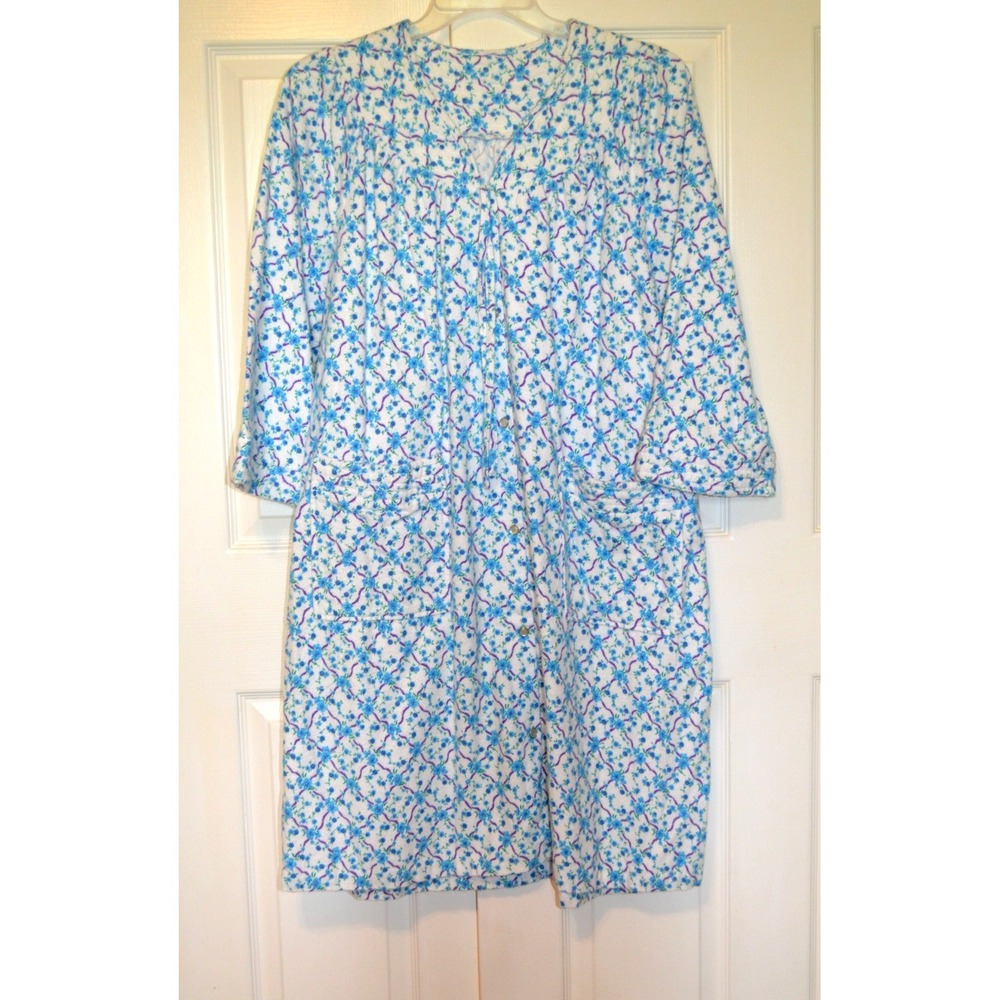 Womens Flannel Front Robe 3/4 Sleeves w/ Blue Flowers Chest 50" NO SIZE TAG READ